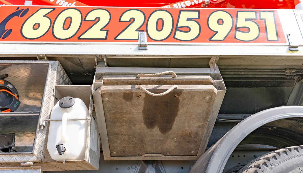 BRONTO SKYLIFT S46XDT desky pod opery v transportni poloze