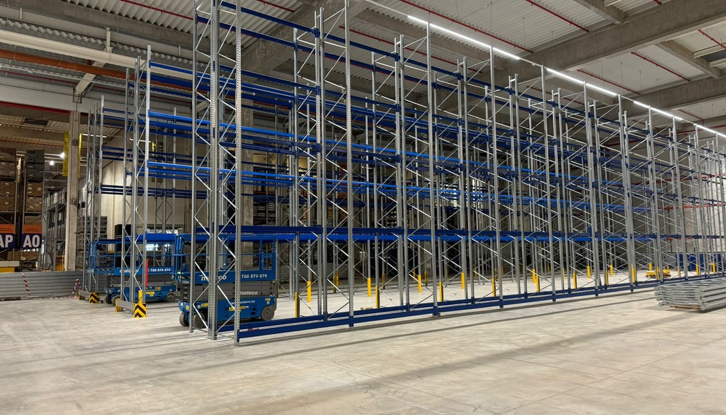 Stavba regálů v Rychnově nad Kněžnou