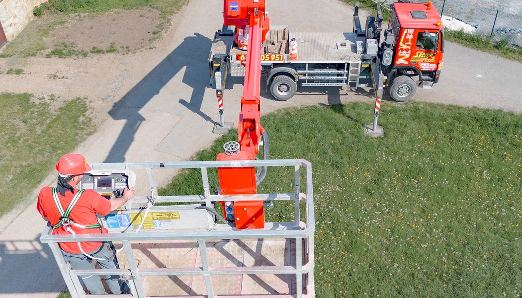 Autoplosina BRONTO SKYLIFT S46XDT pracovni kos s nosnosti 700 kg