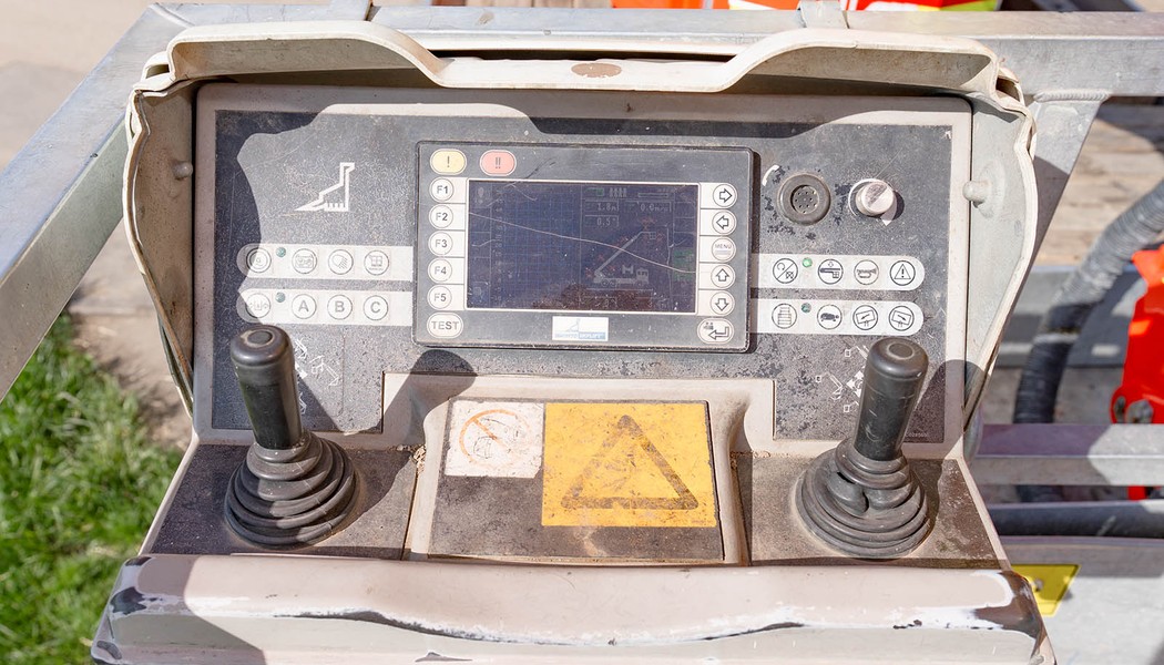 BRONTO SKYLIFT S46XDT ovladani v pracovnim kosi