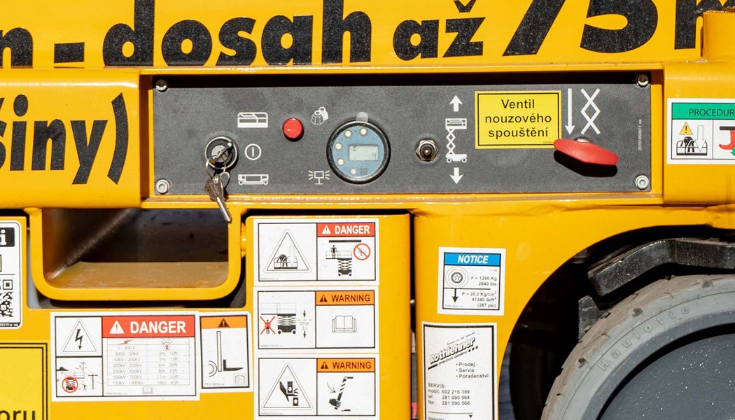 SICO RENT Haulotte Compact 10N_spodni ovladani a kapsa pro zdvizeni manipulatorem