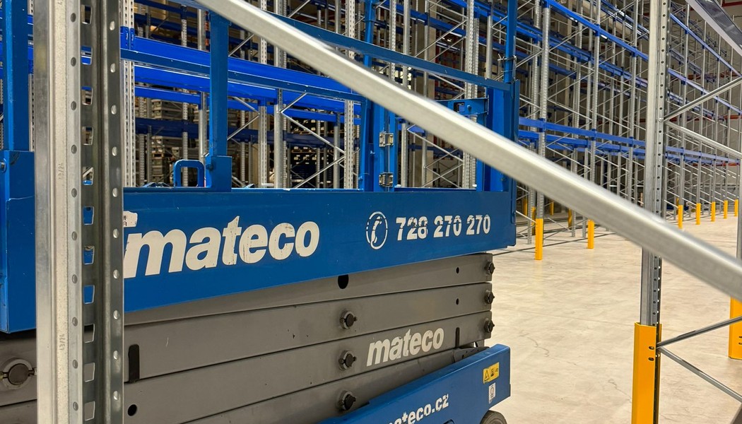 Stavba regálů v Rychnově nad Kněžnou