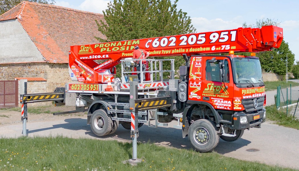 Autoplosina BRONTO SKYLIFT S46XDT ustavena