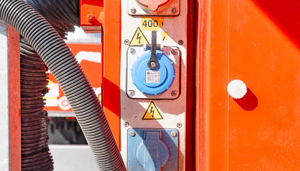 BRONTO SKYLIFT S46XDT zasuvky 400 V a 230 V v pracovnim kosi