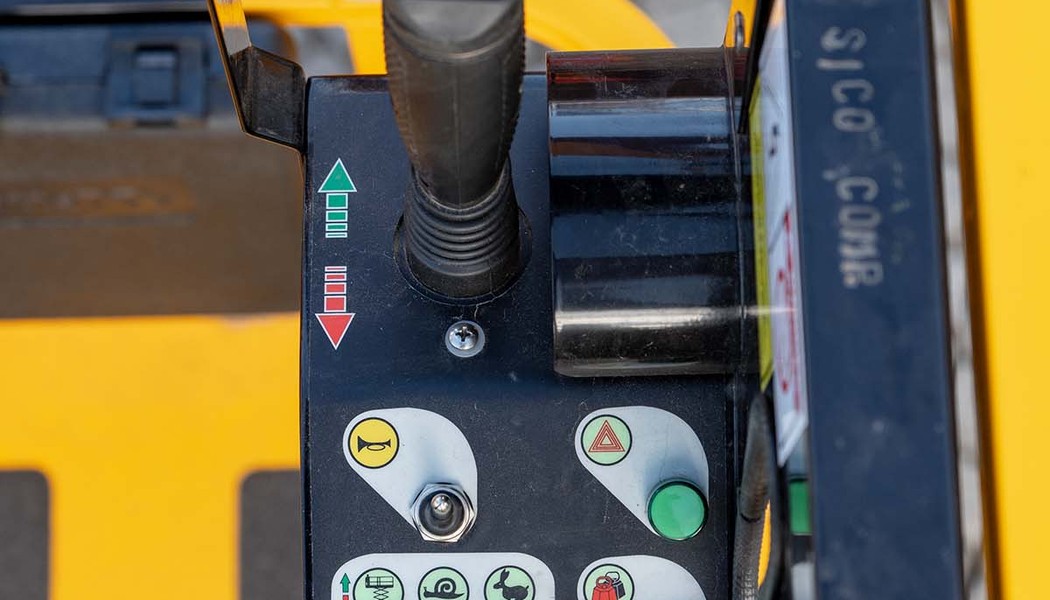 SICO RENT Haulotte Compact 10N_ovladani v kosi