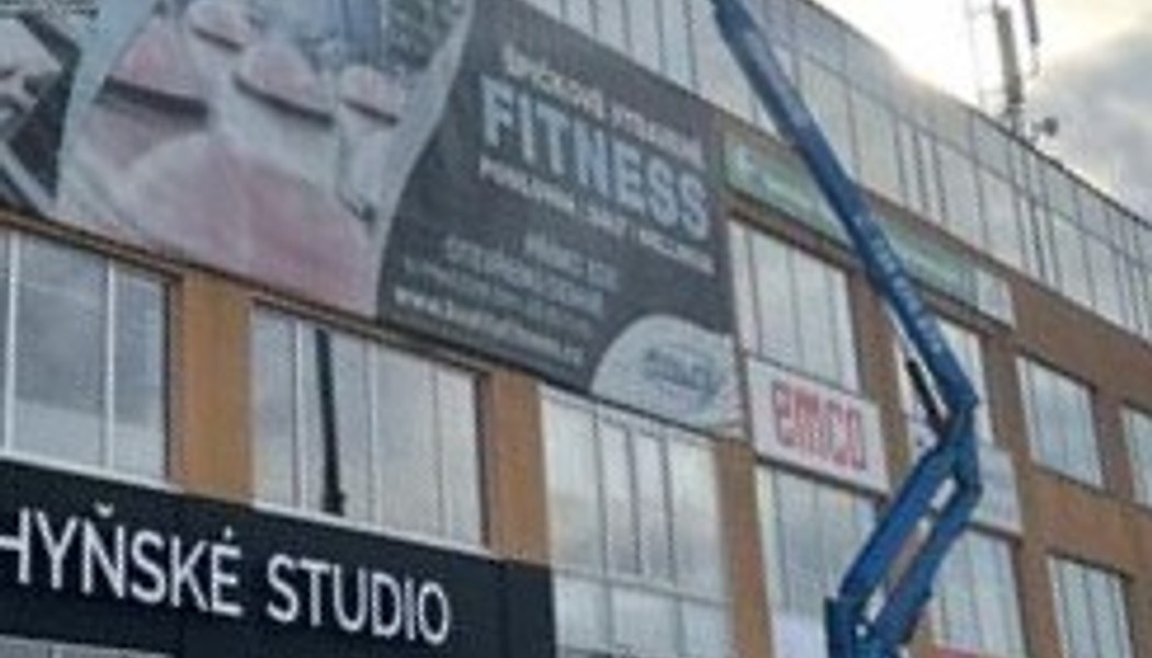 Výměna polepu reklamy u Výstaviště v Českých Budějovicích