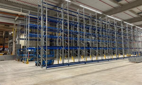 Stavba regálů v Rychnově nad Kněžnou