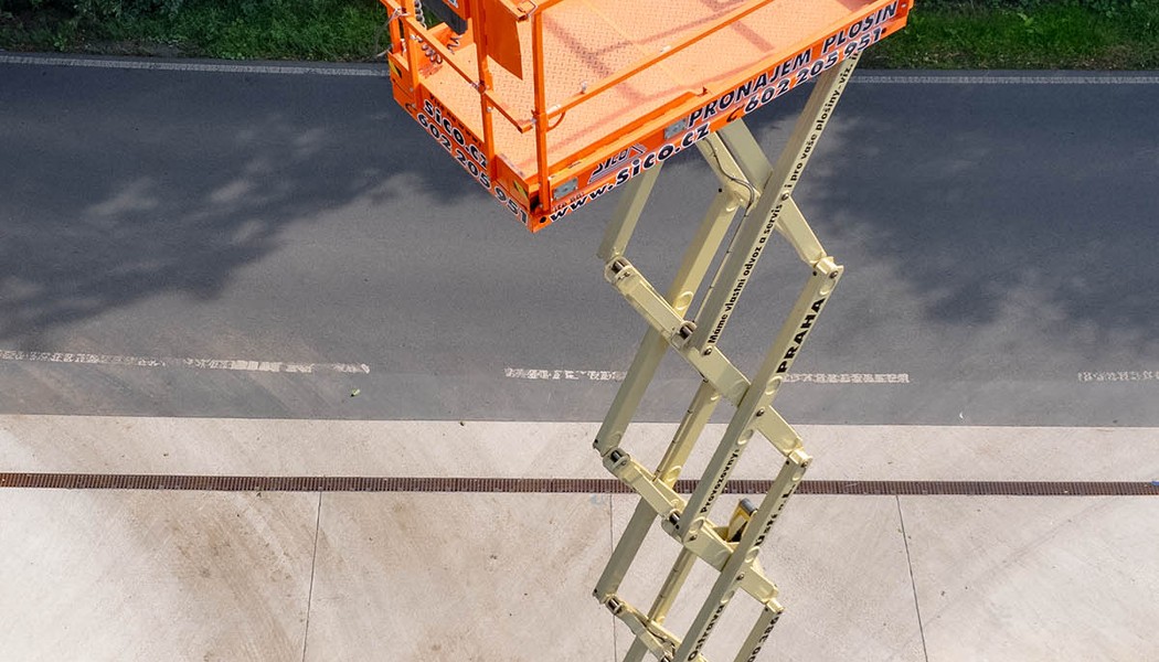 SICO_akumulatorova nuzkova plosina_JLG 10 RS_w_0023