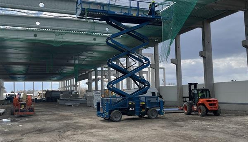 Výstavba a vybavení výrobní haly v Hradci Králové