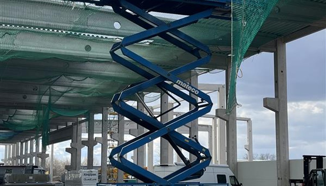 Výstavba a vybavení výrobní haly v Hradci Králové