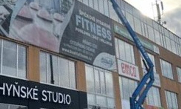 Výměna polepu reklamy u Výstaviště v Českých Budějovicích