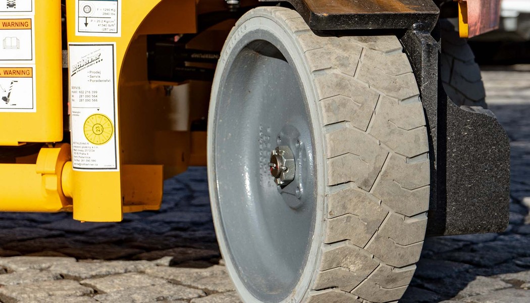 SICO RENT Haulotte Compact 10N_pneumatiky nezanechavajici stopy