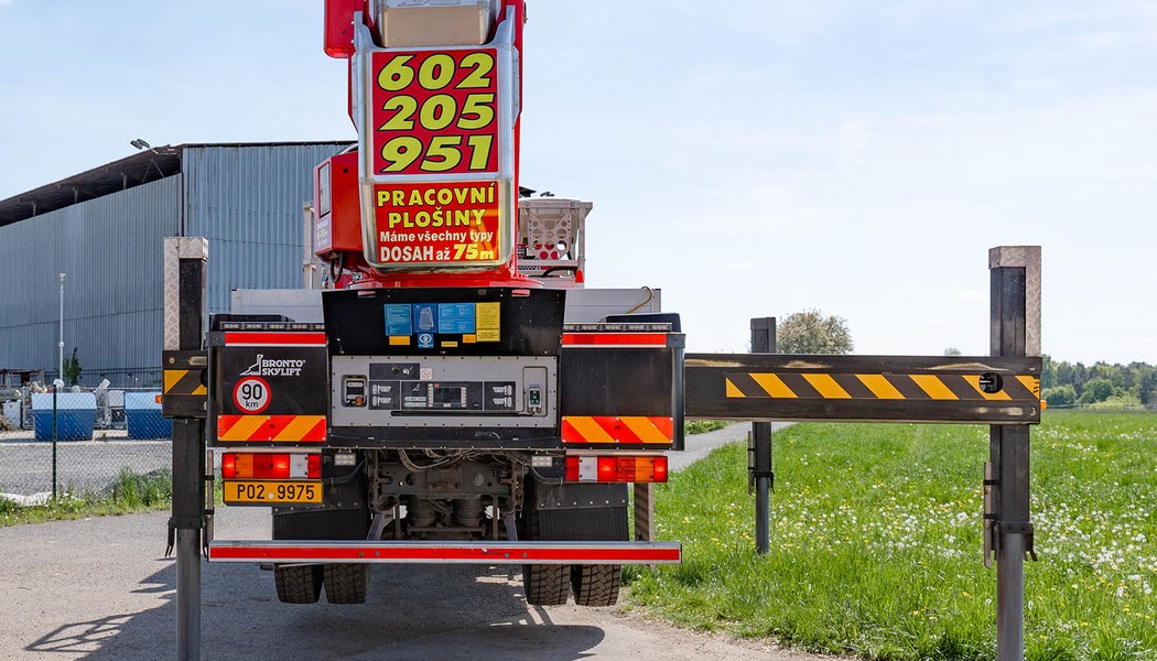 Autoplosina BRONTO SKYLIFT S46XDT ustaveny stroj vytazene opery do jedne strany