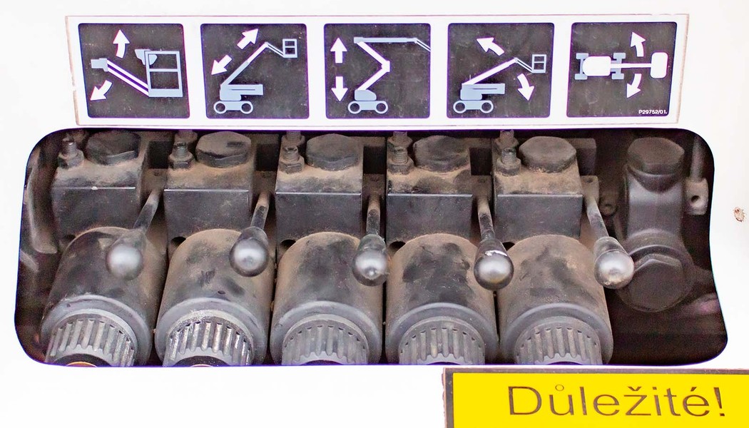 SICO - Niftylift HR 17 N - spodni ovladani_02