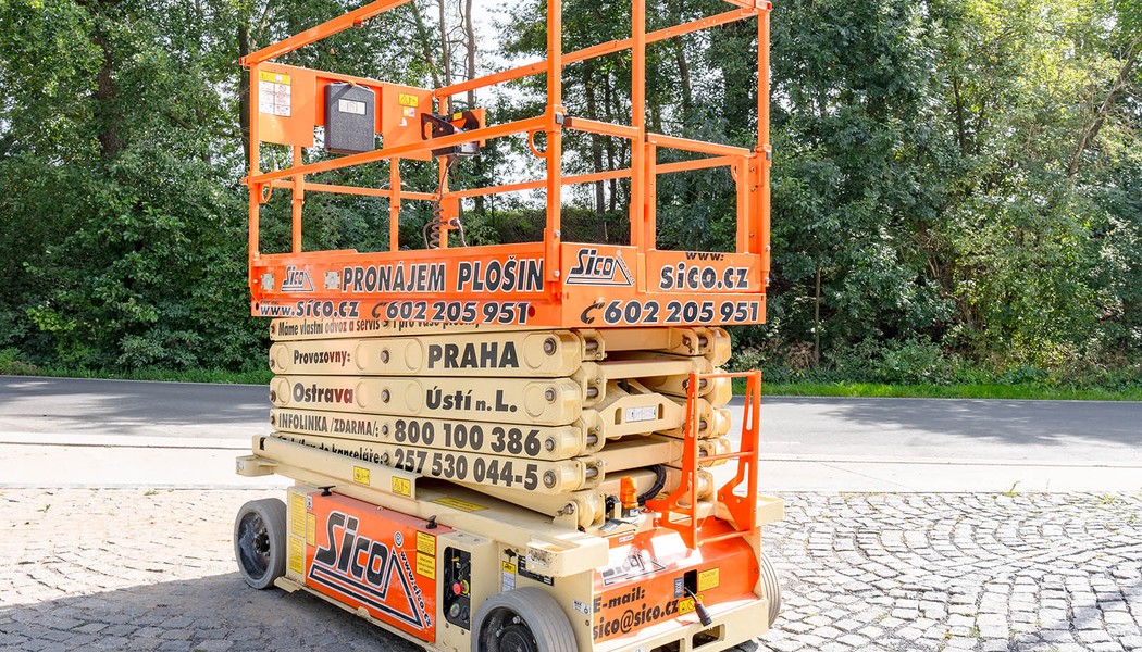 pronajem nuzkove plosiny JLG 10 RS