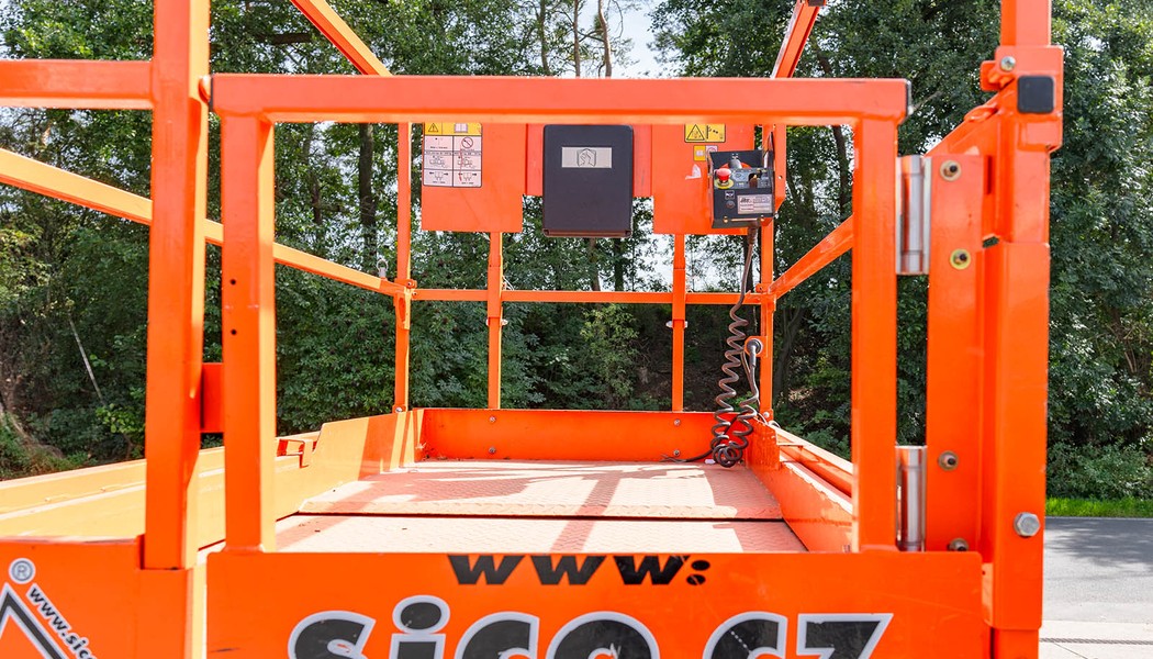 SICO_akumulatorova nuzkova plosina_JLG 10 RS_w_0021