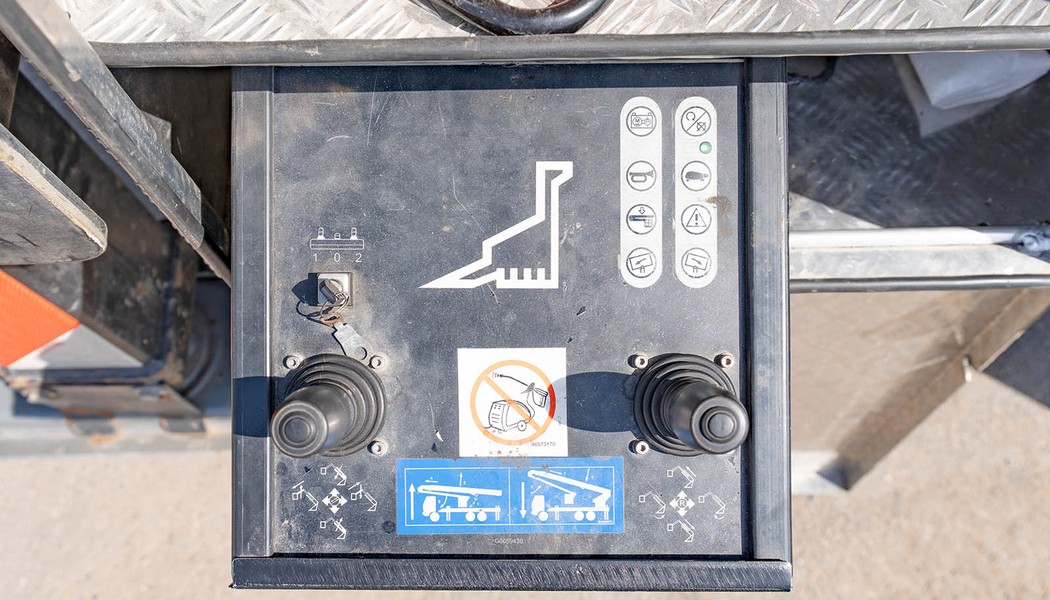 BRONTO SKYLIFT S46XDT vysunute spodni ovladani