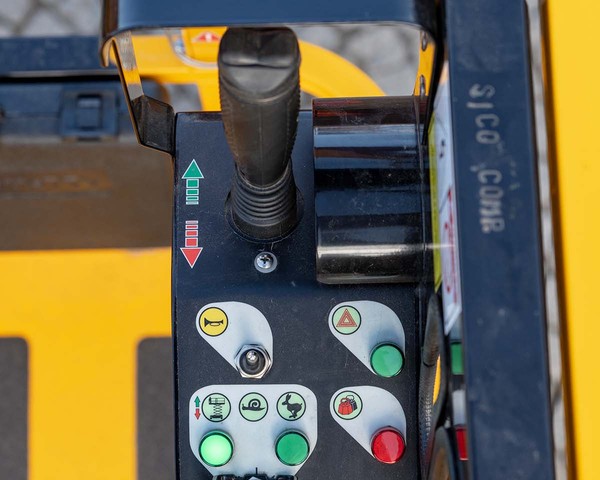 SICO RENT Haulotte Compact 10N_ovladani v kosi