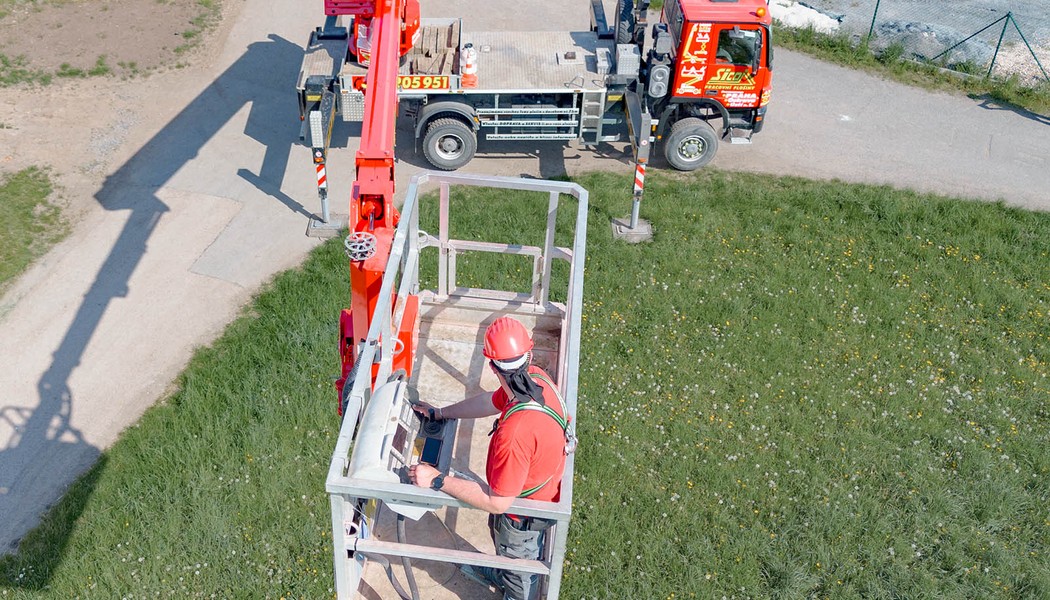 Autoplosina BRONTO SKYLIFT S46XDT otocny kos 02