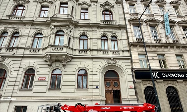 Výškové práce na fasádě v Praze 