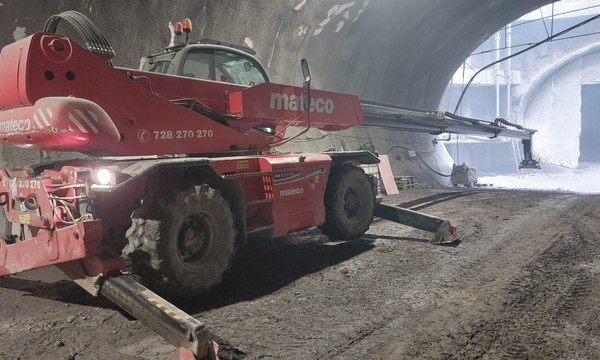 Roční servis teleskopického manipulátoru MRT 2150 – výstavba metra D, Praha