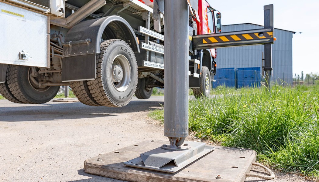 Autoplosina BRONTO SKYLIFT S46XDT ustaveny stroj desky pod opery