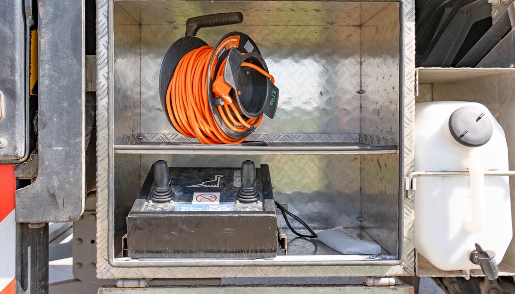 BRONTO SKYLIFT S46XDT otevreny box se spodnim ovladanim