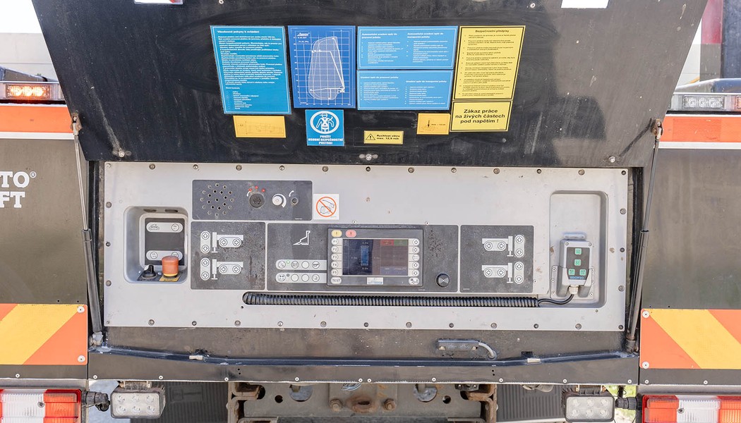 BRONTO SKYLIFT S46XDT ovladani oper na zadnim cele vozu