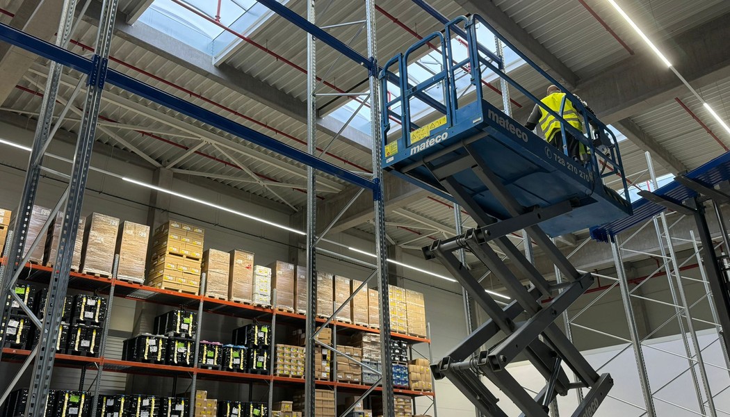 Stavba regálů v Rychnově nad Kněžnou