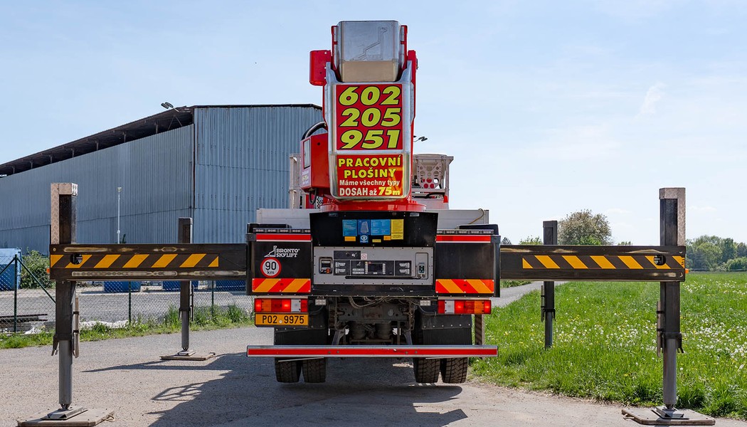 Autoplosina BRONTO SKYLIFT S46XDT ustaveny stroj plne vytazene opery