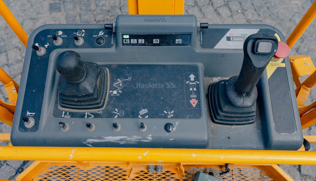 Haulotte SIGMA 16 ovladani v pracovnim kosi