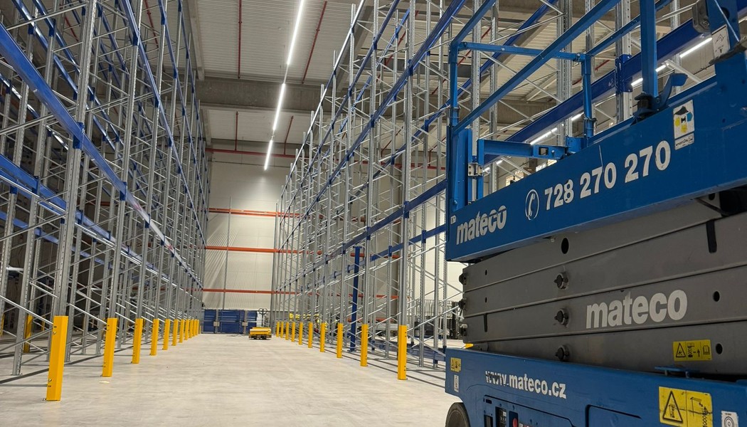 Stavba regálů v Rychnově nad Kněžnou