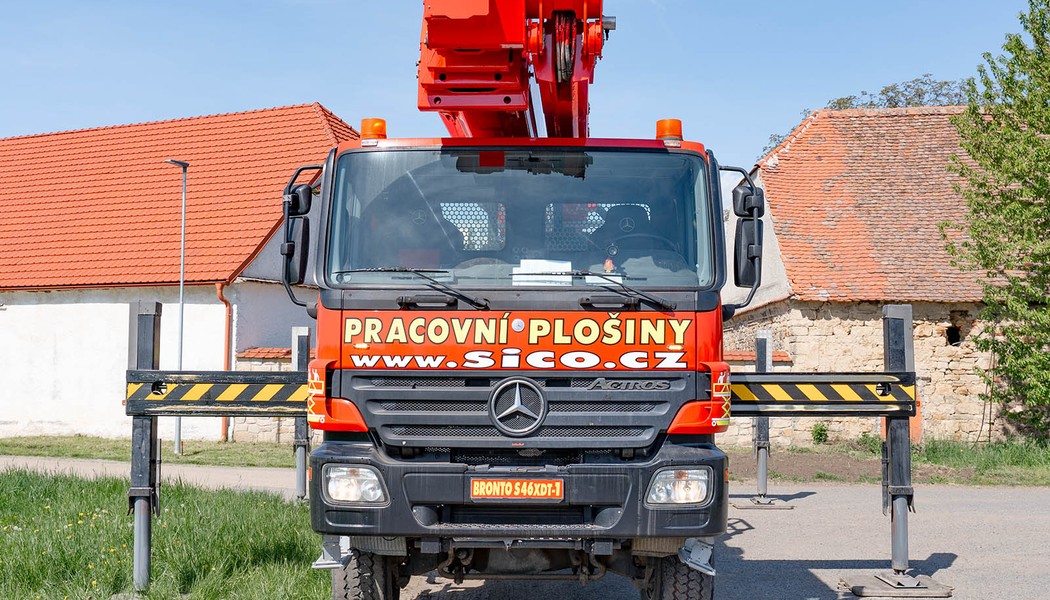 Autoplosina BRONTO SKYLIFT S46XDT ustaveny stroj plne vytazene opery 02