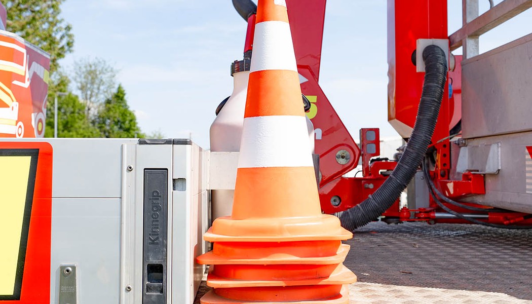 BRONTO SKYLIFT S46XDT vystrazne kuzely pro vymezeni pracovniho prostoru