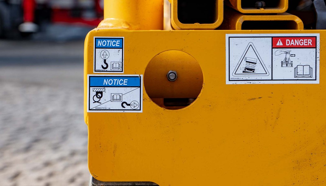 SICO RENT Haulotte Compact 10N_oka pro zdvizeni jerabem